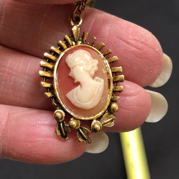 Vintage Hand Carved Cameo Gold Tone Chain Approx 24” Original Box - Picture 1 of 5
